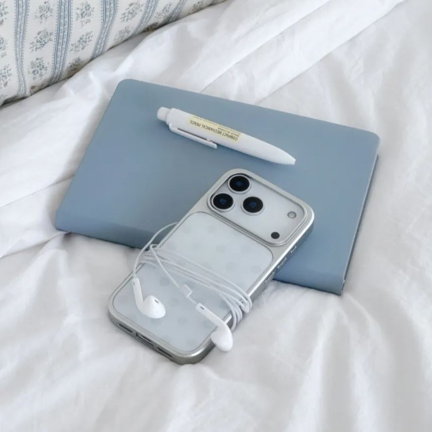 韓国風ミニマリストブルー水玉模様iPhoneケース（iPho - Phone Cases Art のレビューと価格